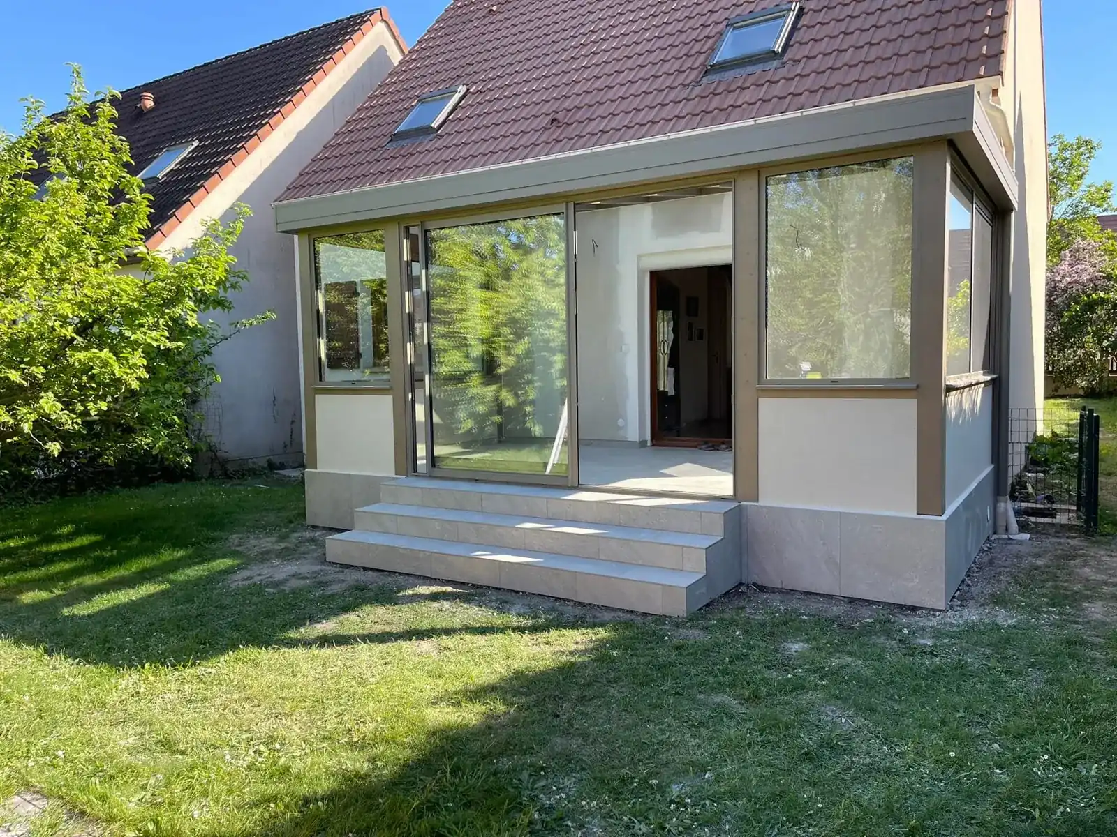 La véranda terminée, ouverte sur le jardin