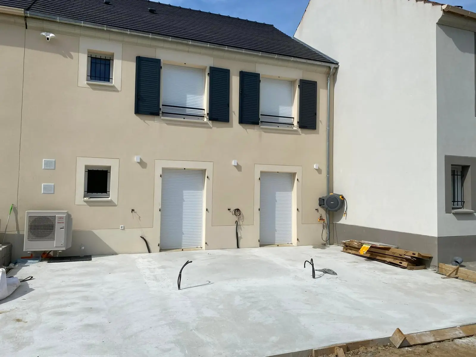 La même dalle, sèche et décoffrée, devant la maison