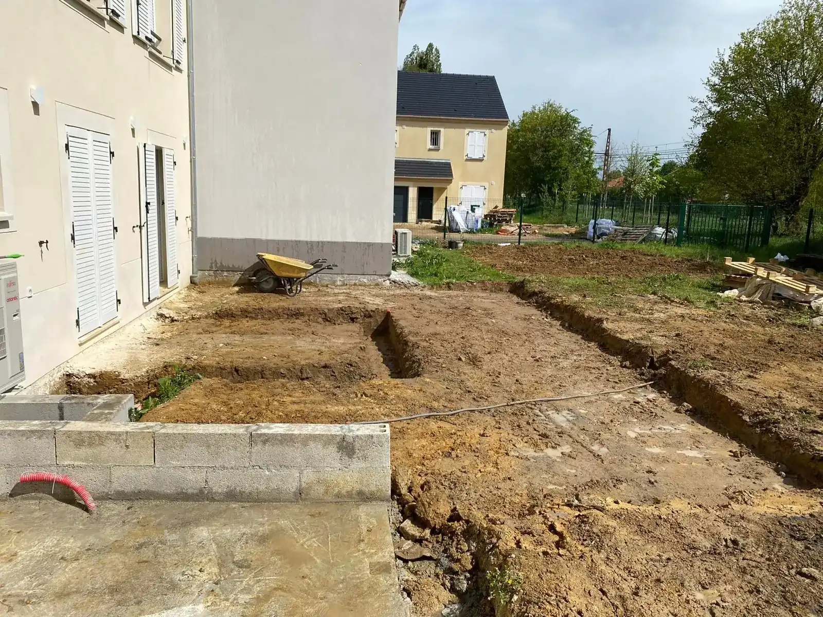Fondations coffrées et semelles d’une extension, en tranchée