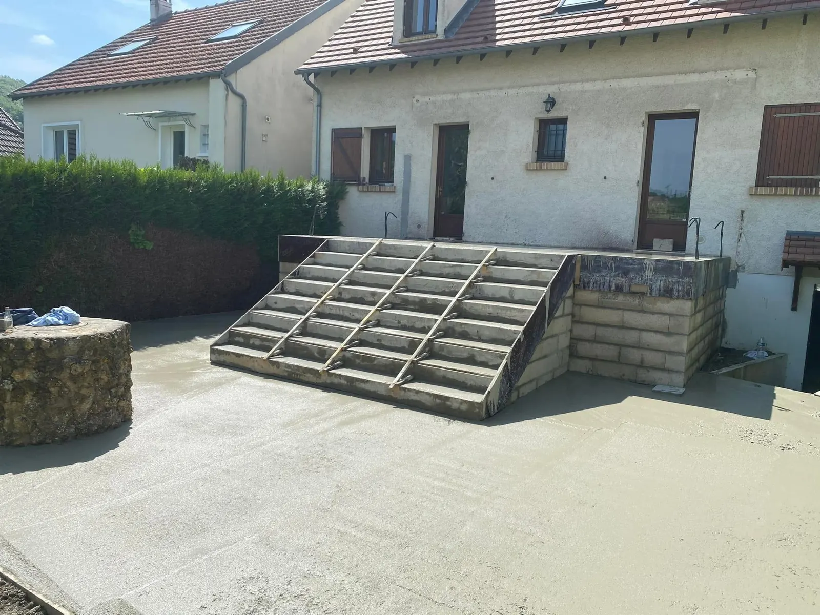 Escalier béton brut devant la maison