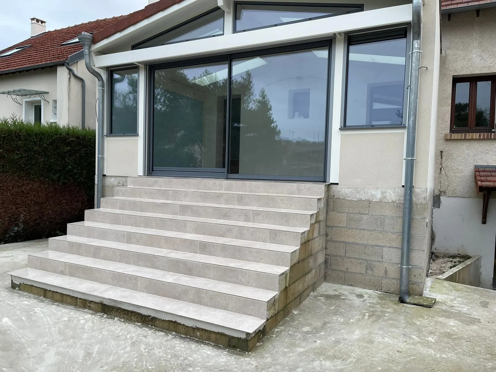 Le même escalier carrelé, véranda posée