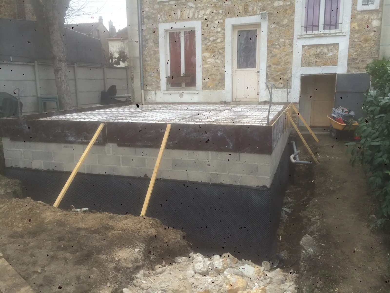 Plancher ferraillé posé sur un sous-sol maçonné, étais en place
