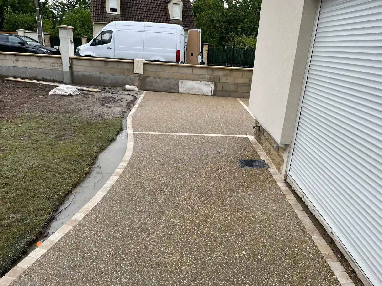 Allée en béton désactivé le long de la maison, bordures claires