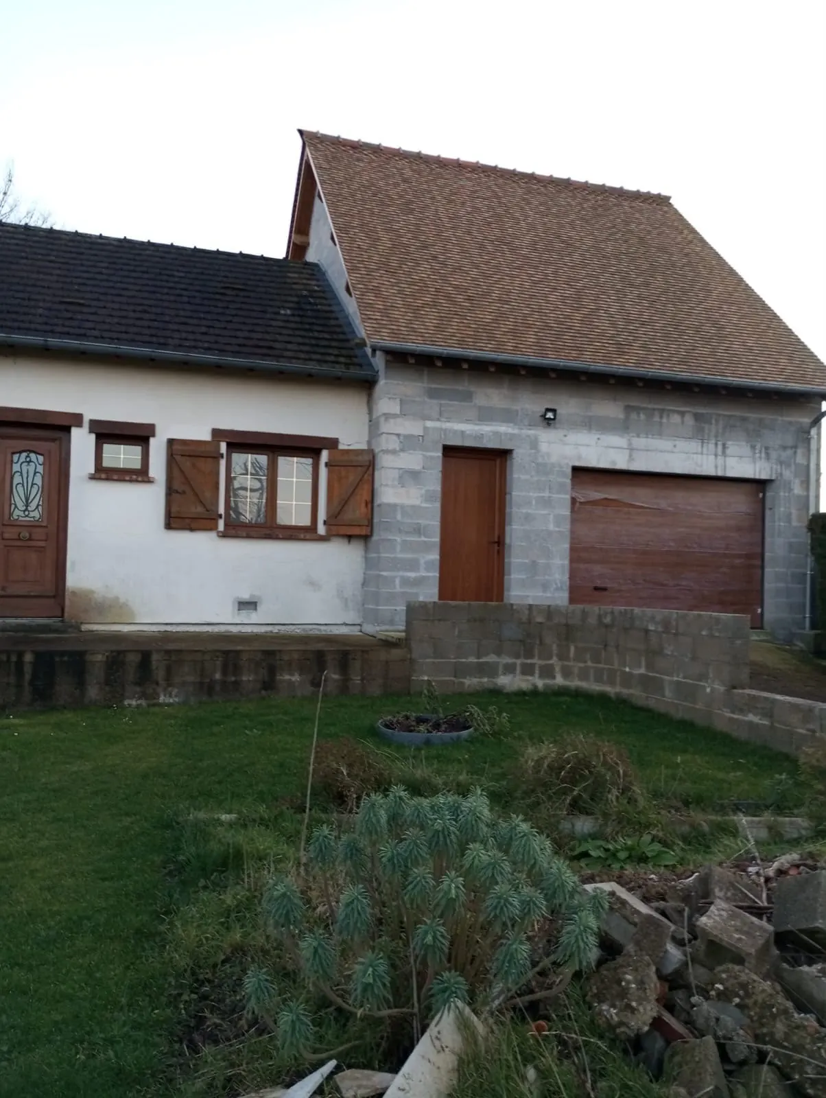 L’extension garage montée, porte posée