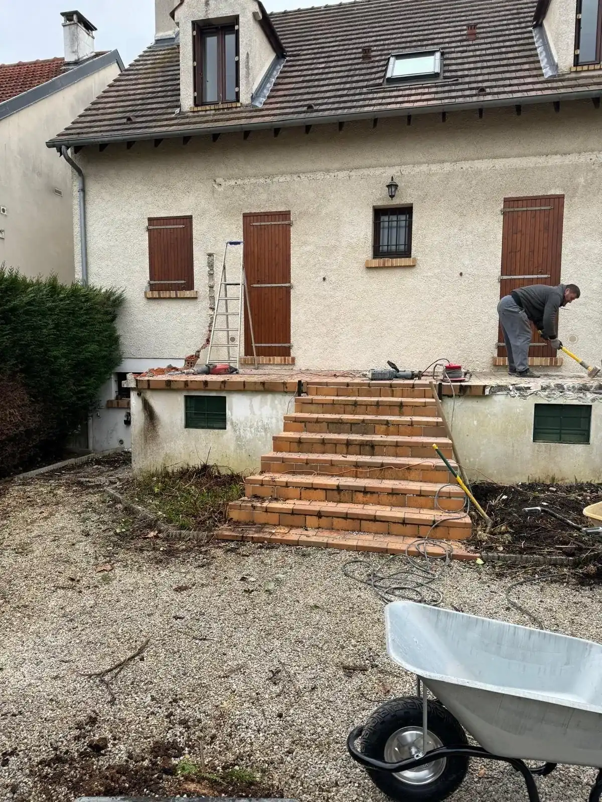 Escalier en briques d’origine, jardin en chantier