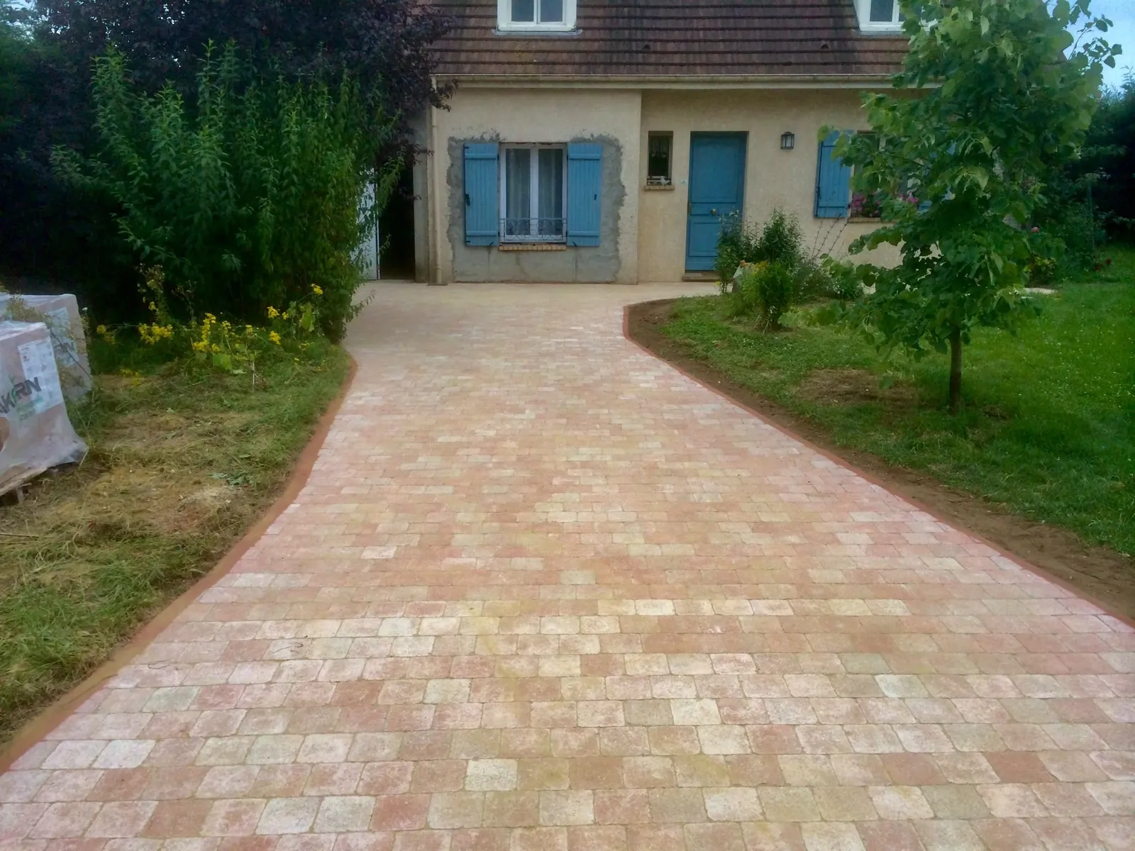 Allée pavée en courbe devant la maison
